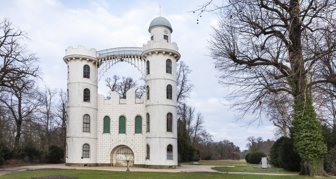 Schloss Pfaueninsel – Von Südwesten, Gesamtansicht von der Wasserseite