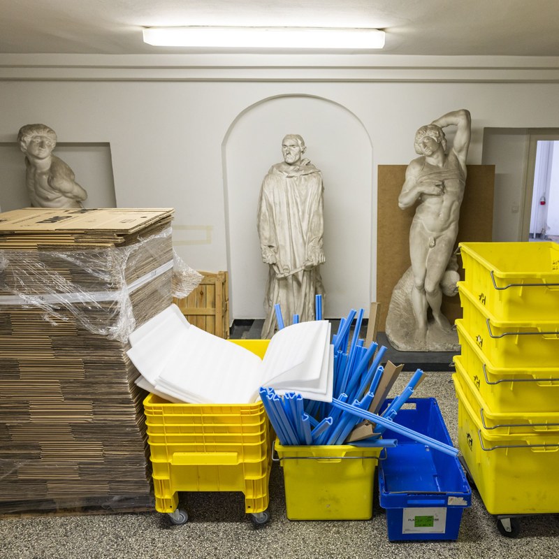 Umzugskartons und Transportmaterial vor den Gipsabgüssen antiker Plastiken