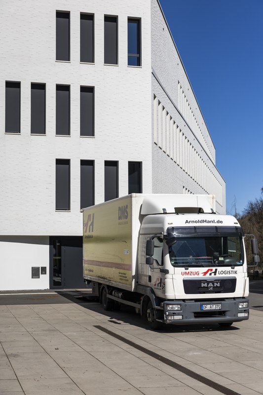 Ein LKW vor der Fassade des DDK-Forschungsneubaus