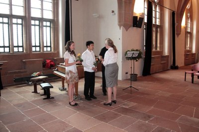 Junge Menschen bekommen Blumen überreicht