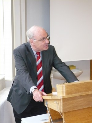 Prof. Dr. Udo Steinbach hält eine Rede