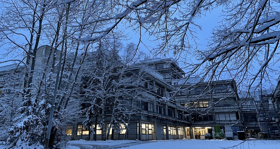 Das Mehrzweckgebäude im Schnee