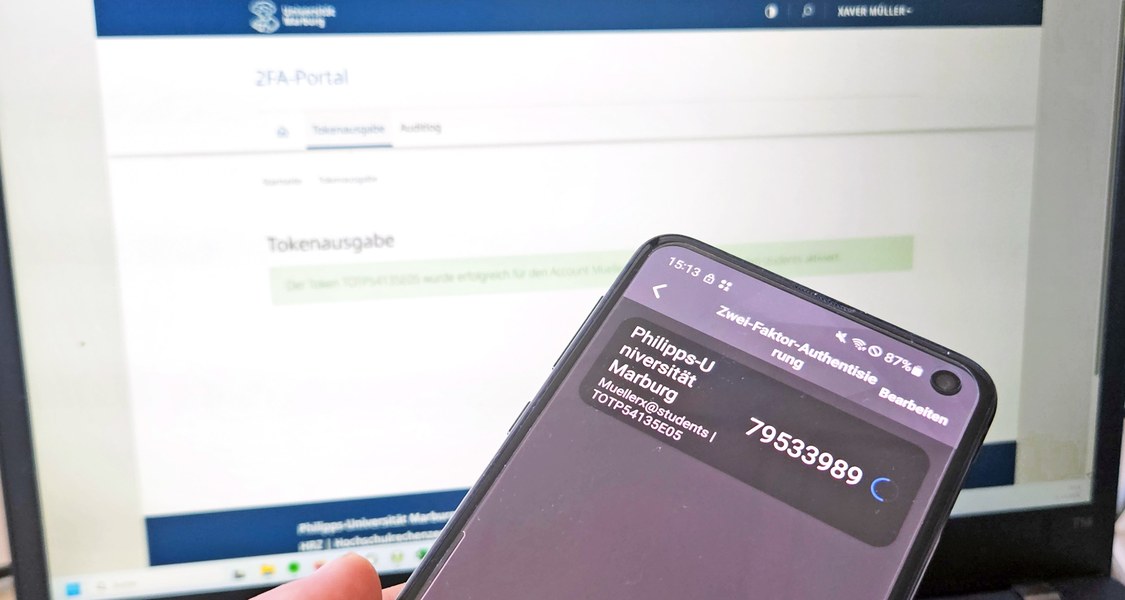 Bild von einem Smartphone mit TOTP Token eines Studierenden