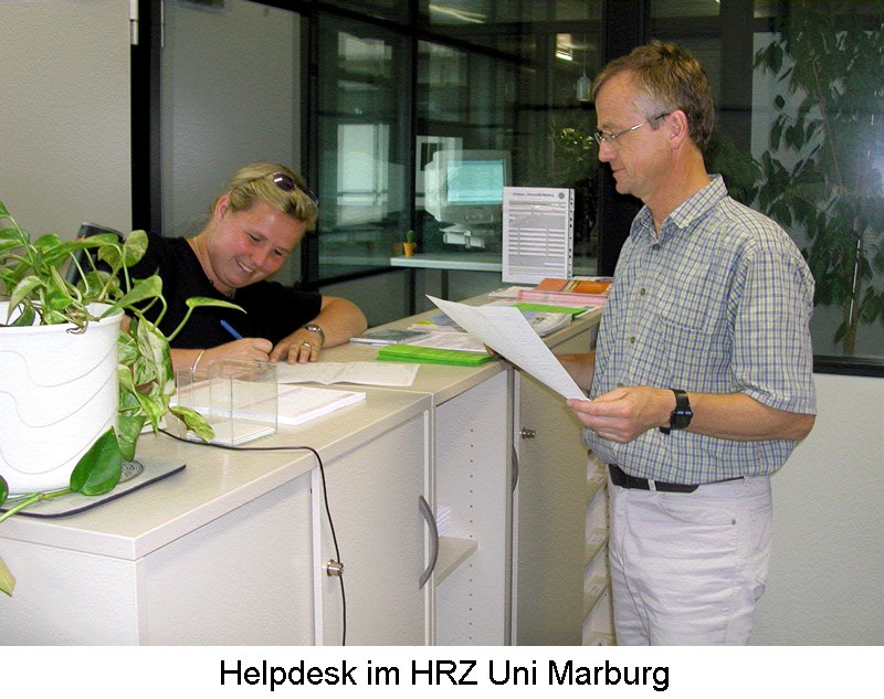 Alfred Jüngst vor der Theke des HRZ-Helpdesk, ca. 2008
