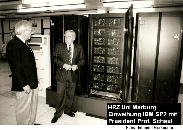 Werner Schaal und Jürgen Radloff (vlnr) bei der Einweihung der IBM SP2 1996
