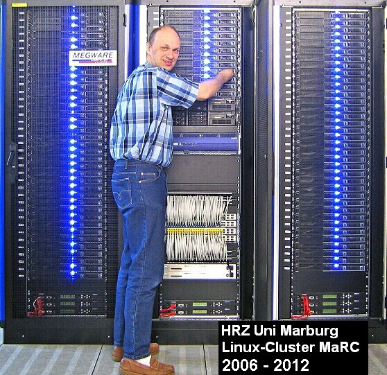 Thomas Gebhardt vor dem Linux-Cluster MaRC des HRZ Marburg
