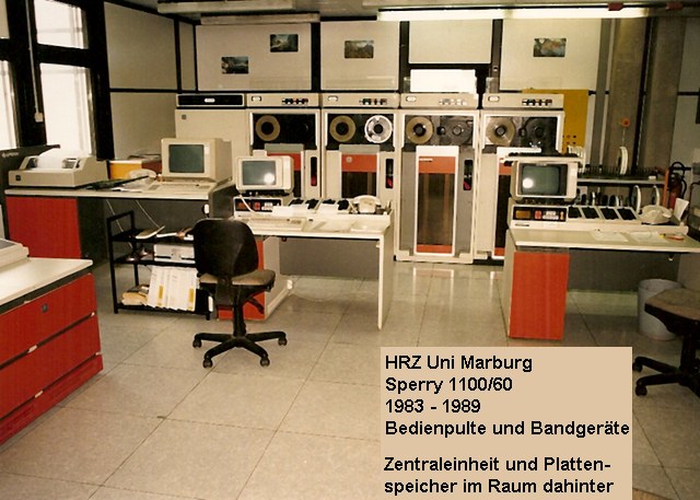 Sperry 1100/60 im Jahre 1983: Bedienpulte und Bandgeräte; Zentraleinheit und Plattenspeicher im Raum dahinter