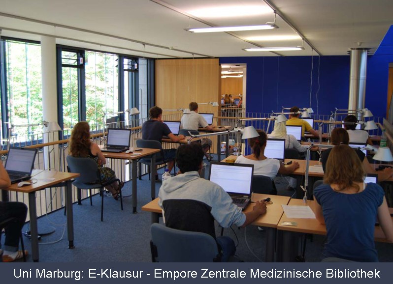 Für E-Klausuren eingerichtete Empore der Zentralen Medizinischen Bibliothek Marburg