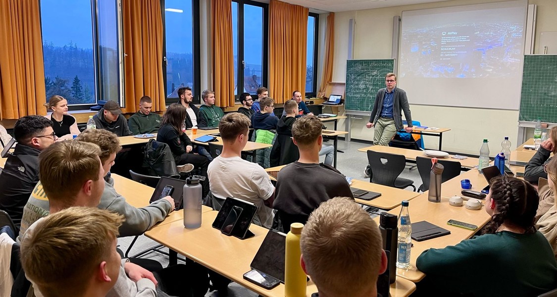 Dr. Henning de Vries im Austausch mit Schüler:innen der Leistungskurse Geschichte am Gymnasium Edertalschule Frankenberg.