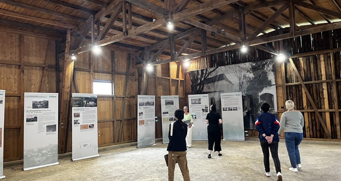 Die Studierenden in der Ausstellung der Gedenkstätte Hadamar.