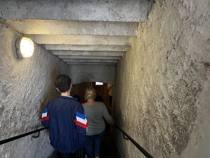 Die Studierenden auf dem Weg in den Keller der Gedenkstätte.