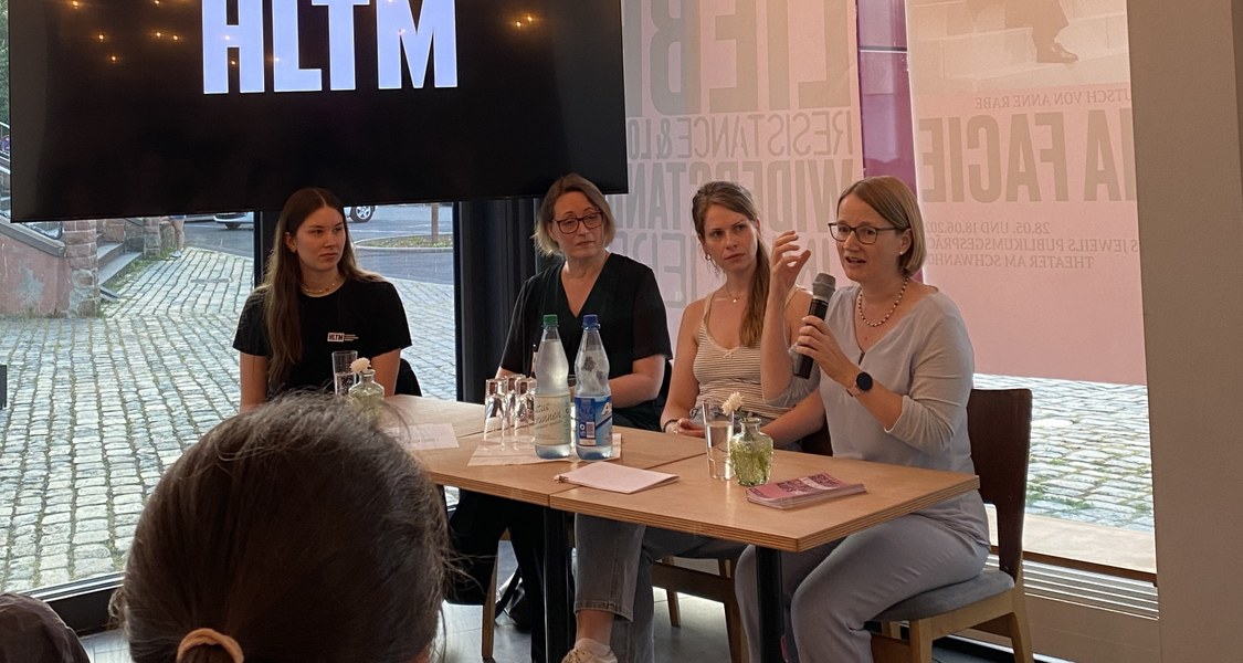 Prof. Dr. Stefanie Bock mit an dem Stück Beteiligten während der anschließenden Podiumsdiskussion.