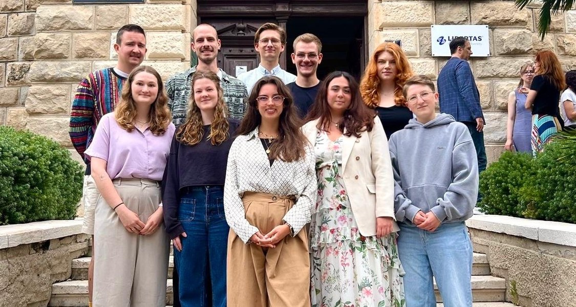 Die Studierenden des M.A. "Internationale Strafjustiz: Recht, Geschichte, Politik" vor dem Inter University Centre in Dubrovnik.