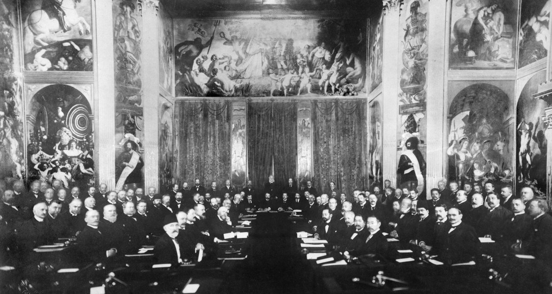 Die Aufnahme zeigt die erste internationale Friedenskonferenz in Den Haag im Jahr 1899.