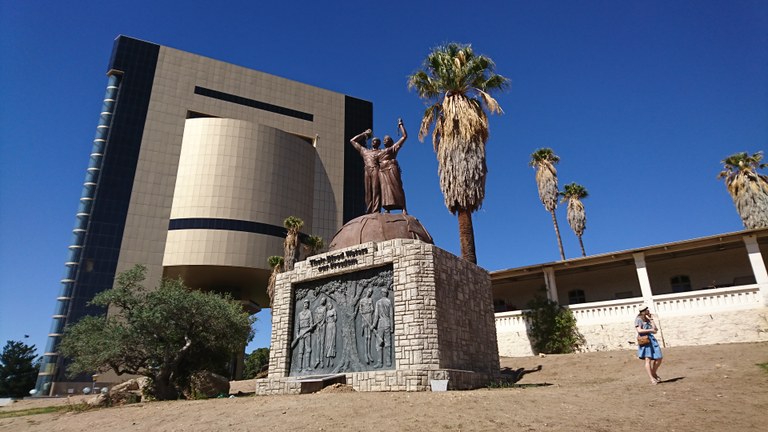 Genocide Memorial vor dem Hintergrund des Independence Memorial Museum und der Alten Feste in Windhoek