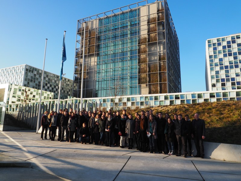 Gruppenfoto vor dem Gebäude des ICC