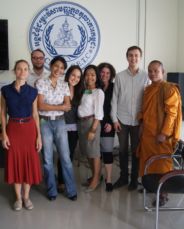 Anne Lang (Dritte von rechts) mit dem AIJI Monitoring Team am Gericht in Kambodscha