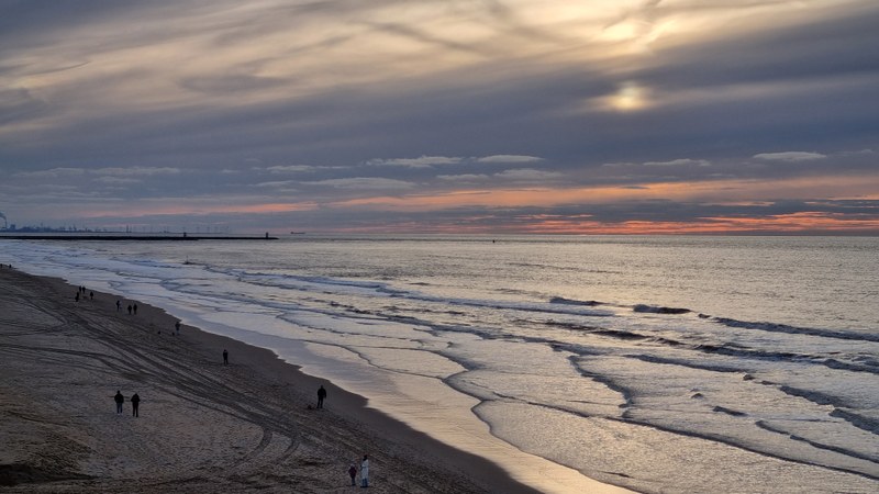 Sonnenuntergang am Nordseestrand von Den Haag.