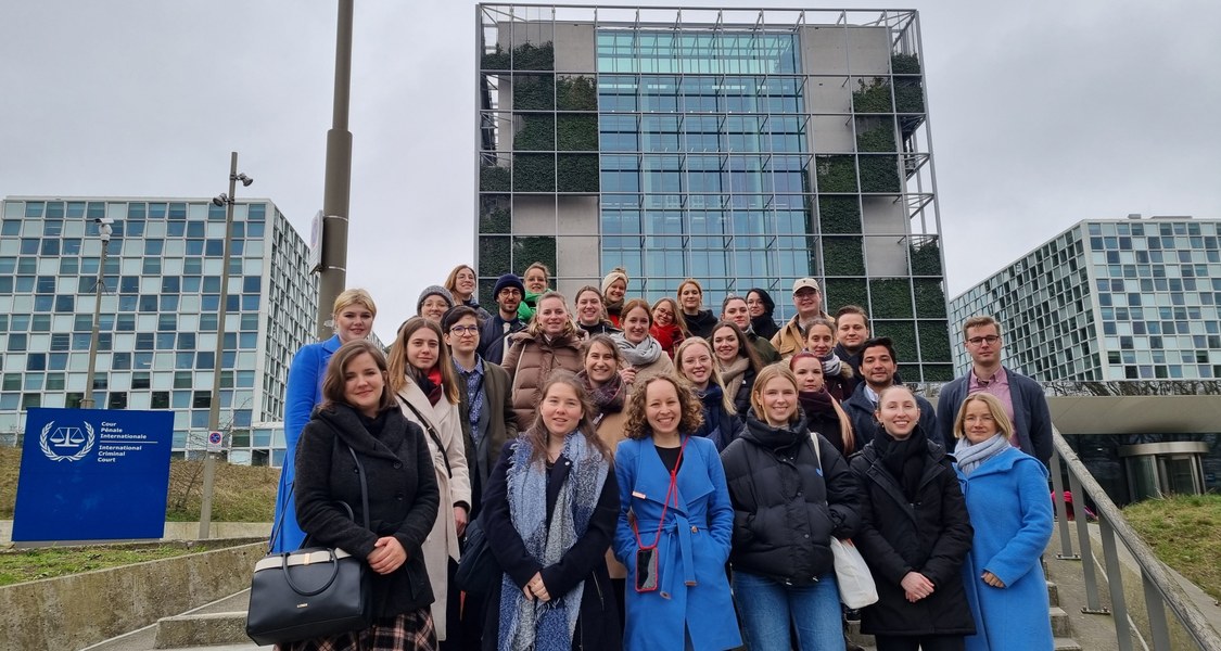 Die Studierenden mit Prof. Dr. Stefanie Bock und Dr. Henning de Vries vor dem Gebäude des Internationalen Strafgerichtshofs (ICC).