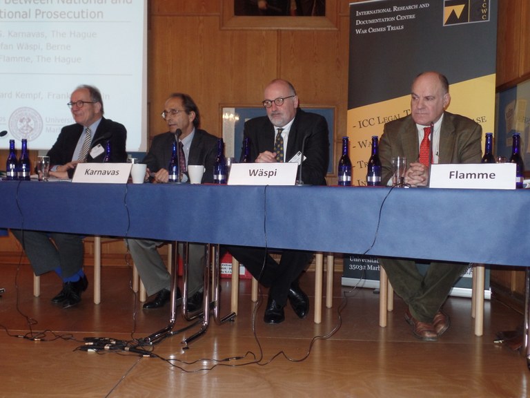 Die Teilnehmer des 5. Panels (The Defence between National and International Prosecution) (v.l.n.r.): Chair Eberhard Kempf, Michael G. Karnavas, Stefan Wäspi und Jean Flamme