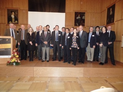 Gruppenfoto der Teilnehmerinnen und Teilnehmer der Konferenz im Landgrafensaal des Staatsarchivs