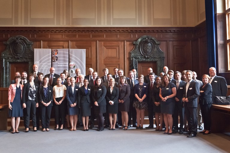 Richter, Organisatoren und Teilnehmer des Nuremberg Moot Courts 2014