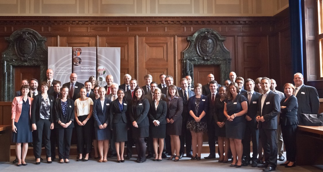 Richter, Organisatoren und Teilnehmer des Nuremberg Moot Courts 2014