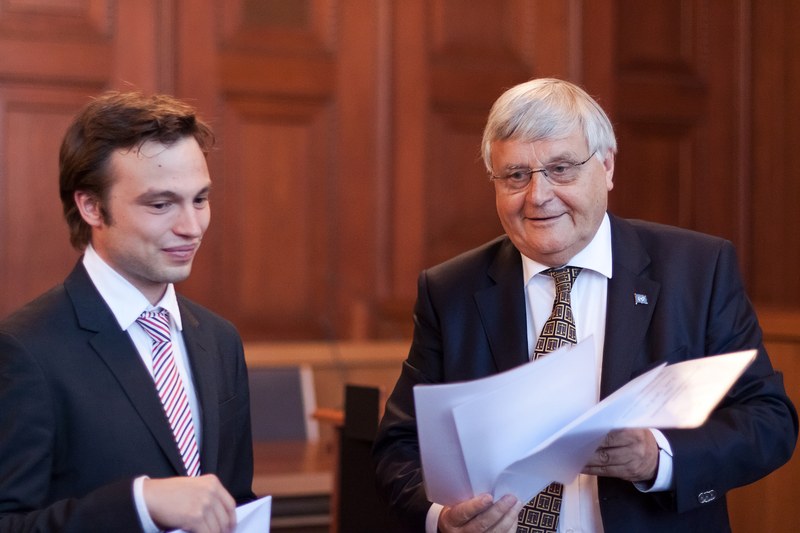 Judge Professor Schomburg verleiht als Vorsitzender Richter die Auszeichnung, hier an den Marbruger Studierenden Tobias Römer