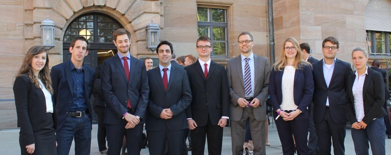 Das Marburger Team und die Coaches vor dem Nürnberger Justizpalast.