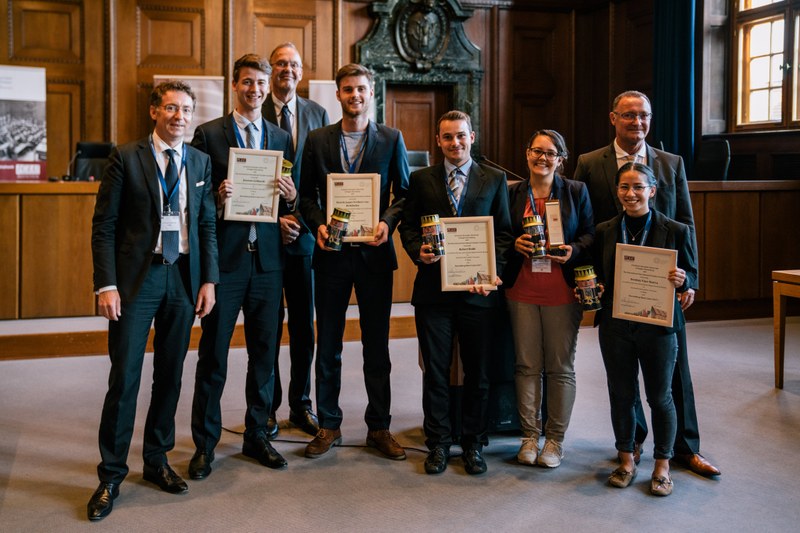 Marburger Team und Coaches bei der Verleihung des Preises für den besten Anklage-Schriftsatz mit den Organisatoren und Verantwortlichen des Nuremberg Moot Courts 2017, v.l.n.r.: Professor Dr. Christoph Safferling, LL.M. (Vizepräsident des Kuratoriums der Internationalen Akademie Nürnberger Prinzipien und Leiter der Forschungsstelle Völkerstrafrecht Erlangen-Nürnberg; ehem. Direktor des ICWC), Jonatan Gebhardt, Klaus Rackwitz (Direktor der Internationalen Akademie Nürnberger Prinzipien), Henrik Freiherr von Richthofen, Robert Boldt, Jana Hermann, Professor Bertram Schmitt (Richter am Internationalen Strafgerichtshof und "Vorsitzender Richter" des Nuremberg Moot Courts 2017), Destiny Faye Ibarra).