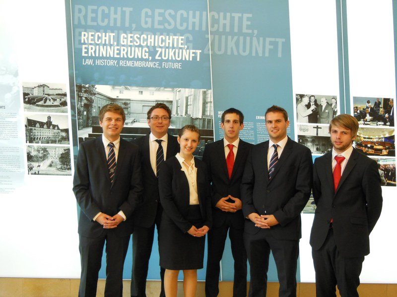 Das Marburg-Gießener Moot-Court-Team mit Professor Safferling im "Memorium Nürnberger Prozesse" (v.l.n.r. Alexander Koll, Prof. Dr. Safferling, Jessica Pfeifer, Simon Sträter, Matthias Cromm, Matthias Hahn.