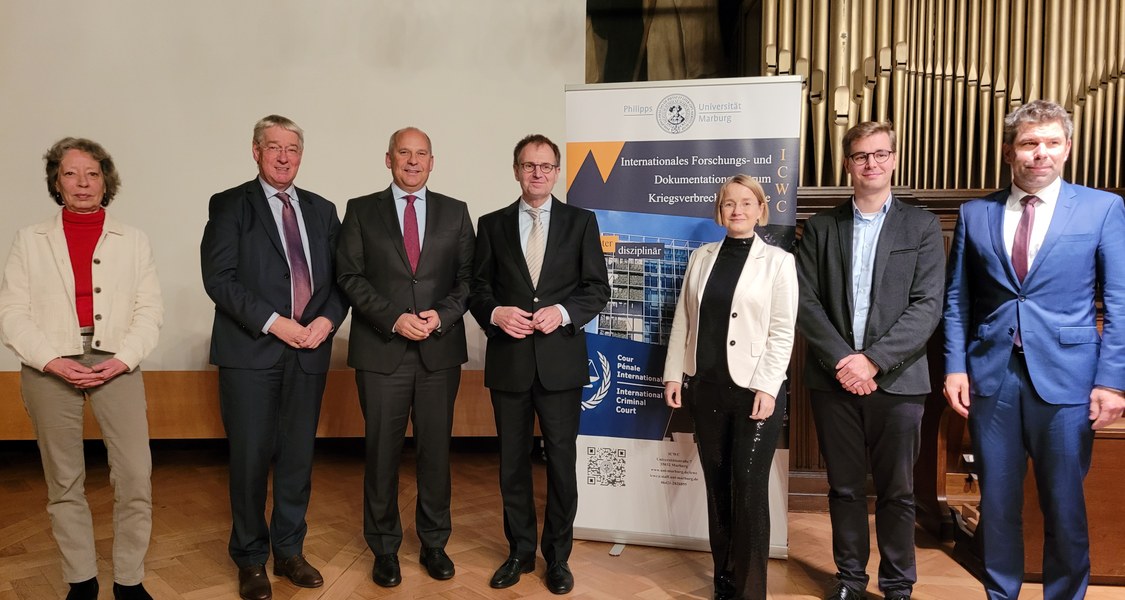 v.l.n.r.: Prof. Dr. Ursula Birsl, Prof. Dr. Eckart Conze, Prof. Dr. Roman Poseck, Dr. Peter Frank, Prof. Dr. Stefanie Bock, Dr. Henning de Vries, Prof. Dr. Thomas Nauss