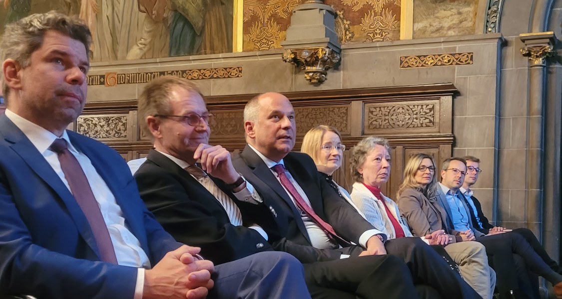 v.l.n.r.: Prof. Dr. Thomas Nauss, Dr. Peter Frank, Prof. Dr. Roman Poseck, Prof. Dr. Stefanie Bock, Prof. Dr. Ursula Birsl, Nadine Bernshausen, Marco Nezi, Dr. Henning de Vries