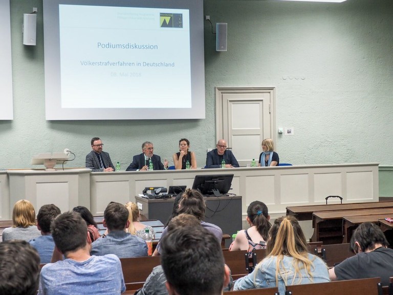 Die Teilnehmenden der Podiumsdiskussion vor gespanntem Publikum