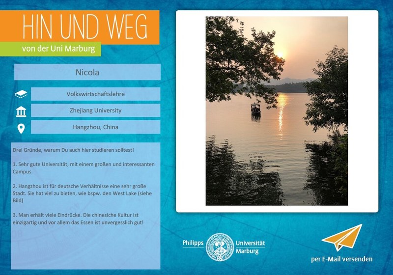 Eine Postkarte mit diversen Infos zum Auslandsaufenthalt in THangzhou, China. Das Foto auf der Postkarte zeigt einen See bei Sonnenuntergang mit Bäumen im Vordergrund und Rand des Fotos. Auf dem See ist ein kleines Boot. Der Postkarten-Text befindet sich auf der Detailseite.