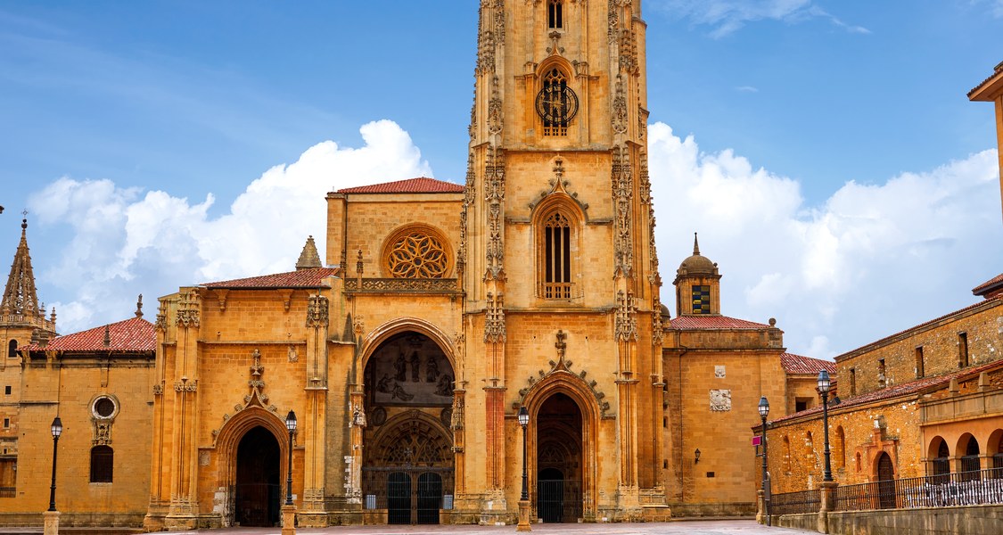 Ein Bild des Marktplatzes und Kirche in Oviedo, Nordspanien.