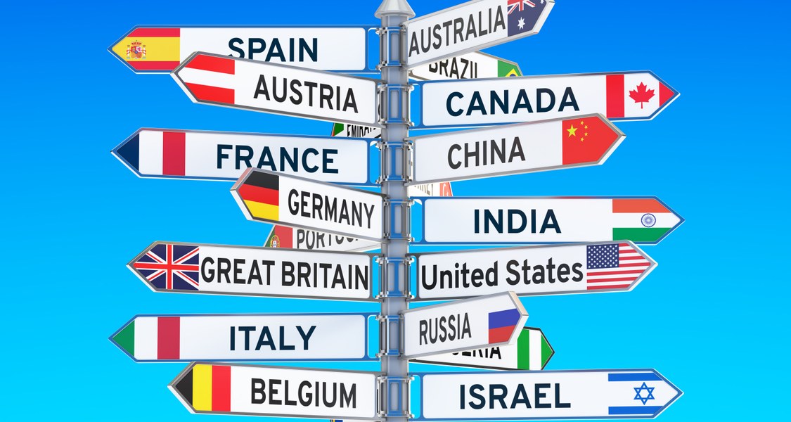 Bunte Wegweise in viele Länder weltweit.