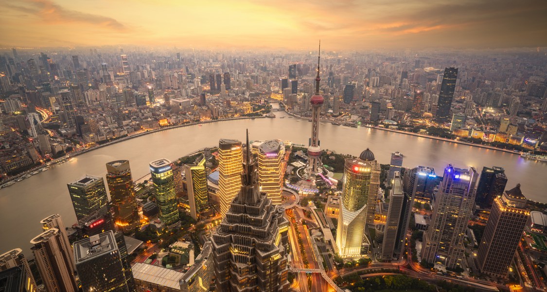 Auf dem Bild ist eine Luftaufnahme der Skyline der chinesischen Stadt Shanghai zu sehen.