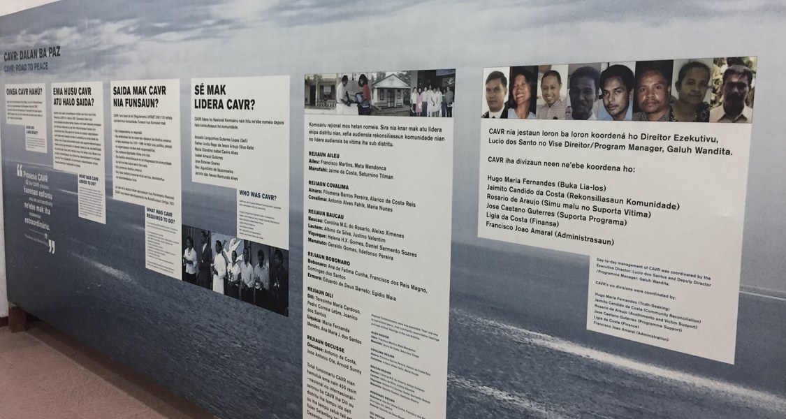 Tafel zur Wahrheitskommission in Timor Leste aus der Ausstellung von Chega in Dili