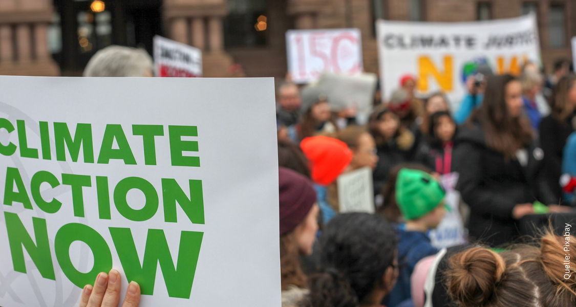 Auf Demonstrationen setzen sich Menschen für verstärkten Klimaschutz ein.