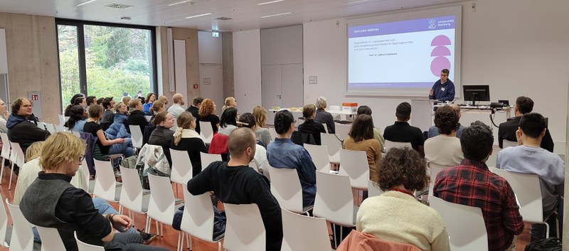 Die Vizepräsidentin Prof. Dr. Sabine Pankuweit begrüßt die Teilnehmenden.