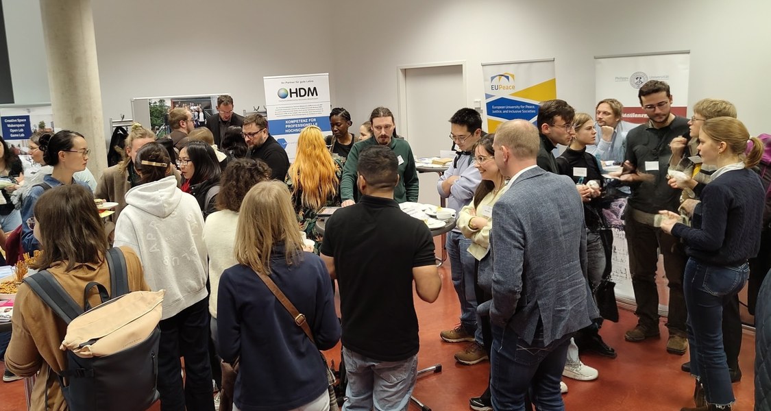 Teilnehmende tauschen sich aus.