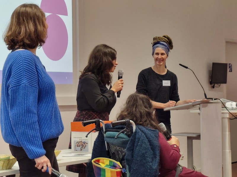 Vier Personen im Gespräch.