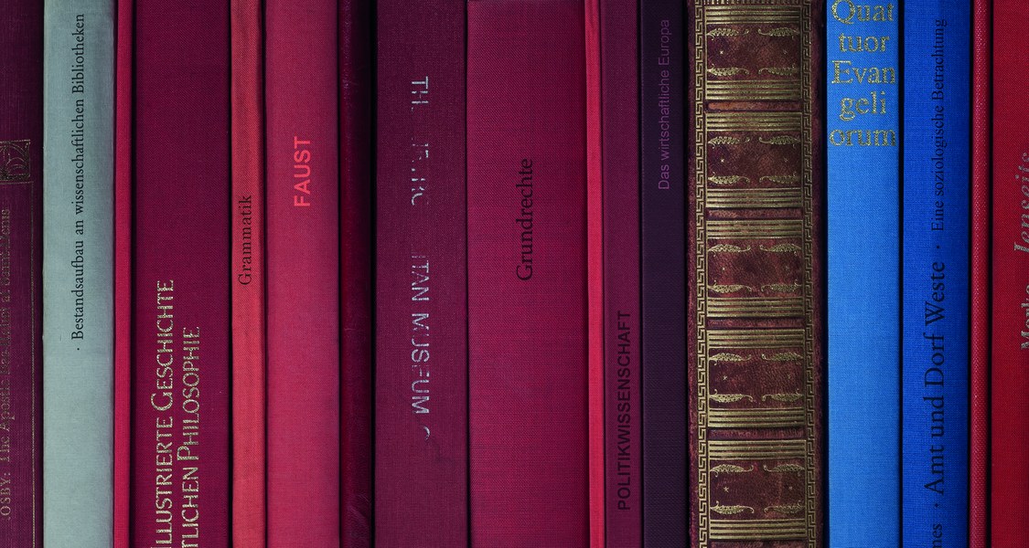 Buchrücken von klassischer Literatur in verschiedenen Farben