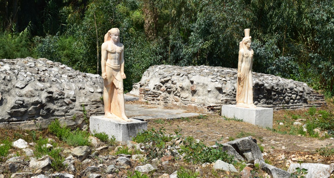 Eingang zum Heiligtum mit Statue der Isis und des Osiris