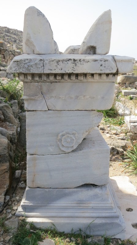 Hörneraltar im Sarapeion C auf Delos