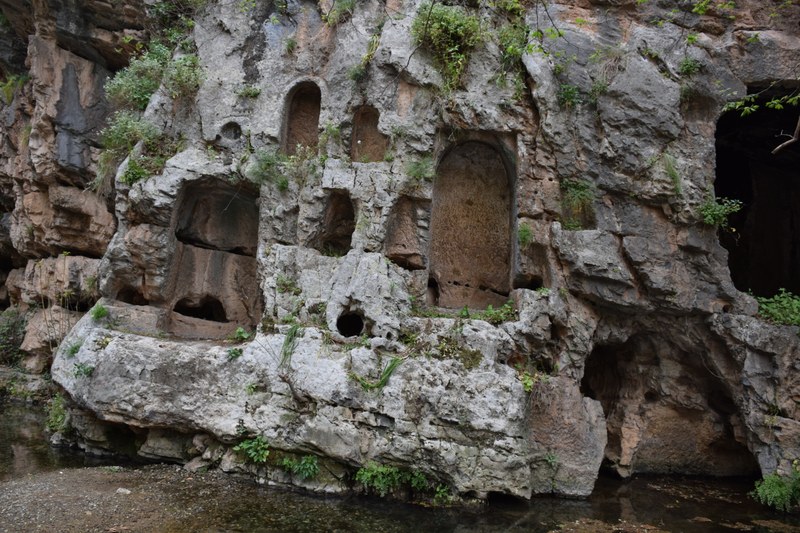 Felsnischen und Quellen im Trophonios-Heiligtum von Lebadeia