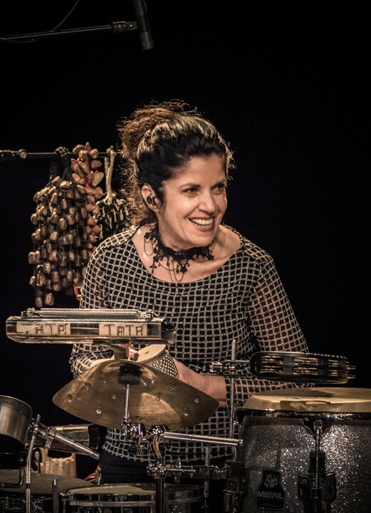 Angela Frontera inmitten ihrer Instrumente (Schlagzeug)