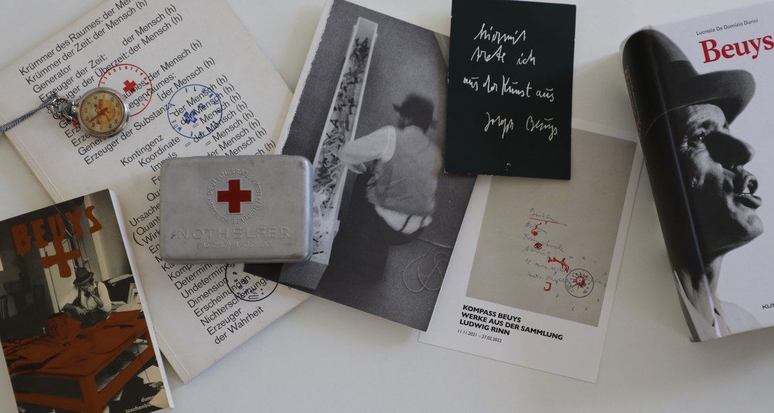 Bücher, Flyer und Objekte rund um Joseph Beuys