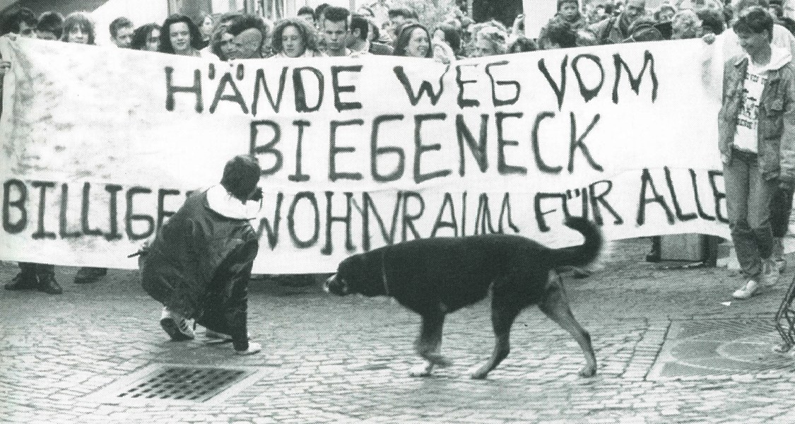 Demonstrierende mit Banner vor dem Marburger Biegeneck